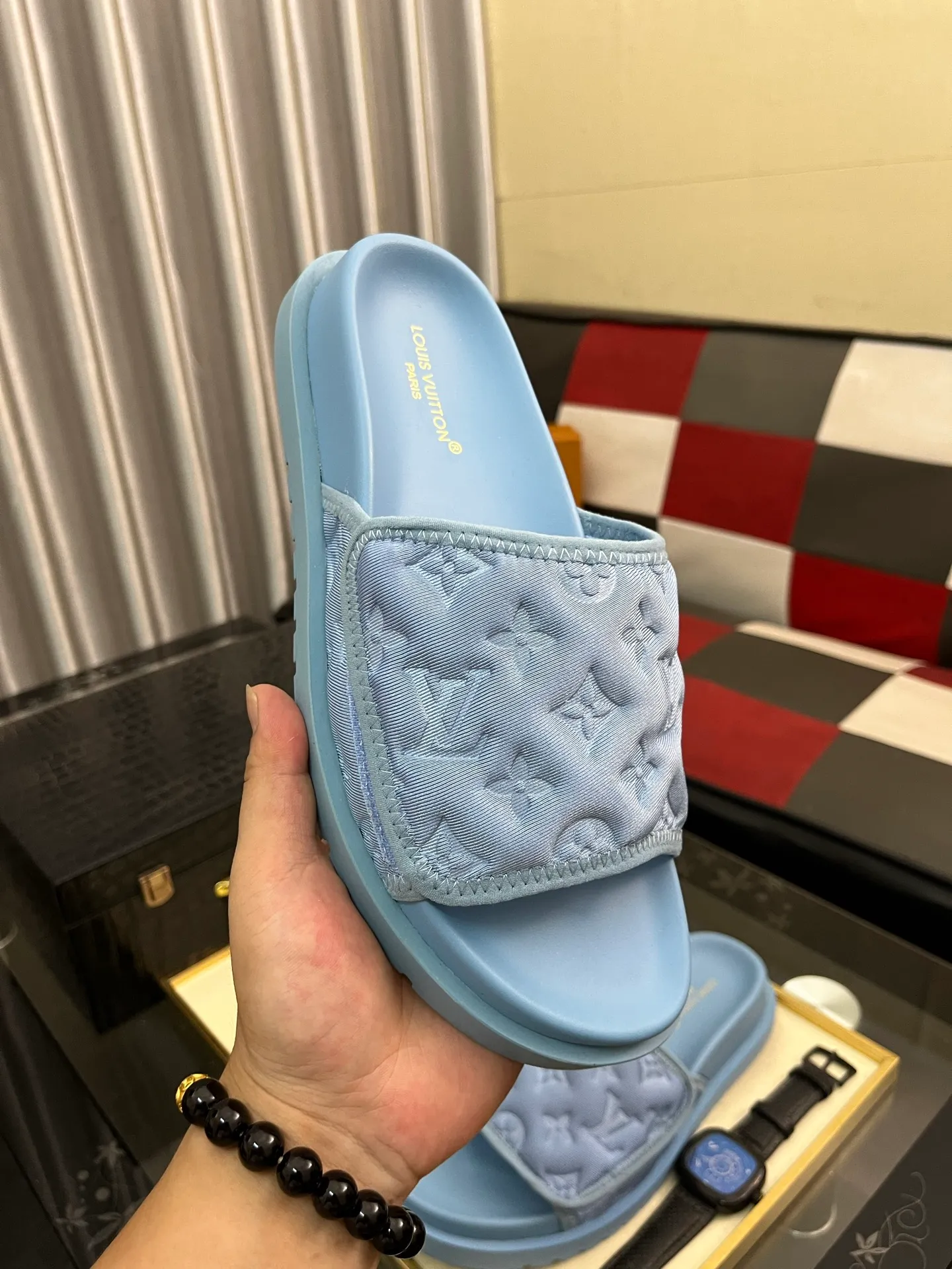 Men's men's shoes💰320⌚️⌚️[Louis Vuitton LV slippers] (high-end cowhide) counter 1:1 fashion style summer must-have! The designer used LV’s iconic outsole. The original simple slippers instantly become fashionable! The upper is made of flexible special cowhide leather straps alternately, and the workmanship is exquisite! A must-have for stylish men in summer, size 38-44